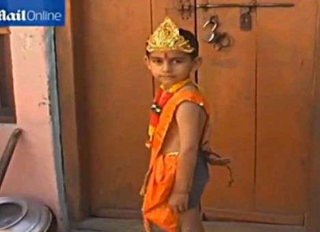 В Индии у ребенка отрос 30-сантиметровый хвост (ВИДЕО)