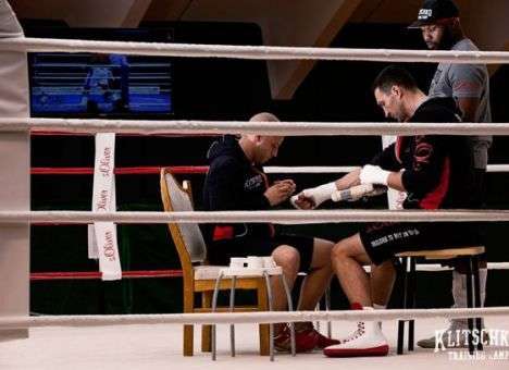 Команда чемпиона: Кличко показал людей, с которыми готовится к бою (ФОТО)