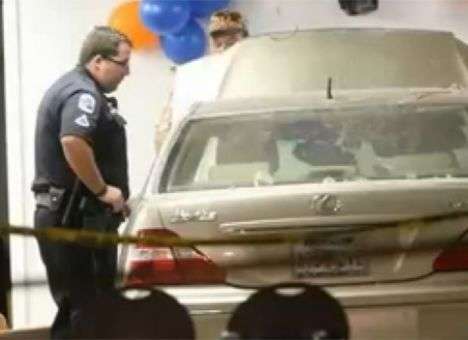 В США Lexus протаранил церковь во время пасхальной службы (ВИДЕО)