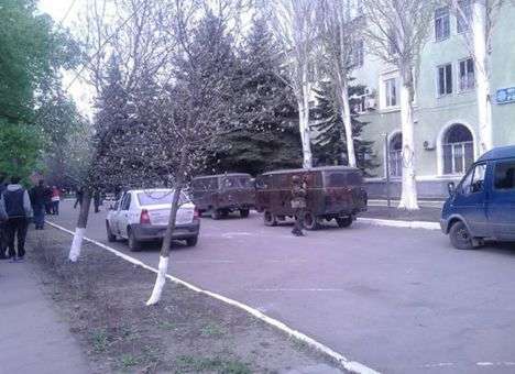 В Краматорске вооруженные боевики снова захватили горотдел милиции