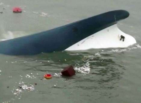 Число жертв крушения парома у берегов Южной Кореи достигло 113 человек