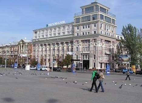 В центре Донецка патриоты защищают флаг Украины от сепаратистов с битами