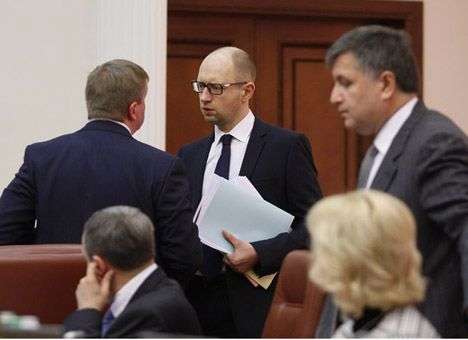 Кабмин повысил оклады бюджетников