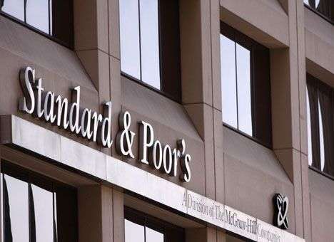 S&P опустило рейтинг России с негативным прогнозом