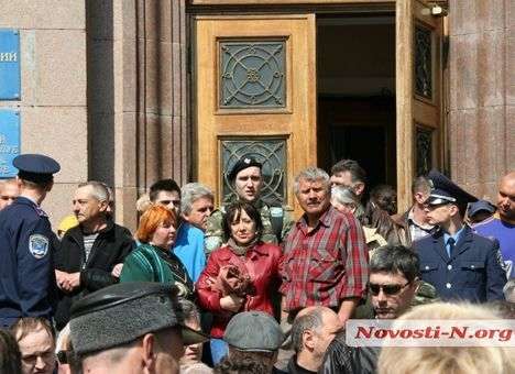 Полсотни николаевских сторонников «русского мира» пытались прорваться в мэрию (ФОТО, ВИДЕО)