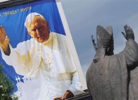 Иоанн Павел II и Иоанн XXIII стали святыми