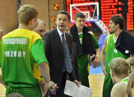 «Азовмаш» разгромил «Будивельник», возродив интригу в борьбе за финал