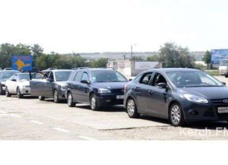 Россиянам приходится стоять по 15 часов в очередях на паром в Крым