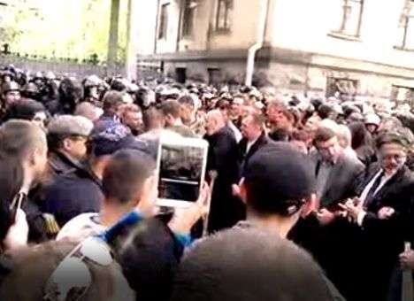 Захватчики Луганской ОГА требуют от милиции сдать оружие