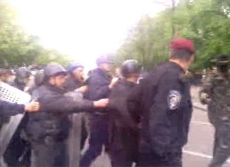 Милиция уходит из здания захваченного здания Луганской ОГА, но с оружием