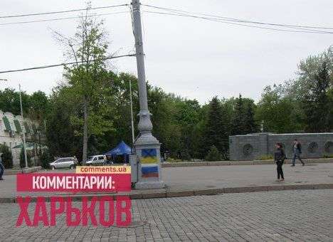 Главную площадь Харькова осквернили триколорами (ФОТО)