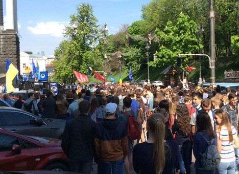 Пикет под Кабмином перерастает в масштабный митинг (ФОТО)