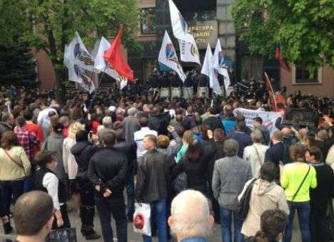 В Донецке штурмуют областную прокуратуру