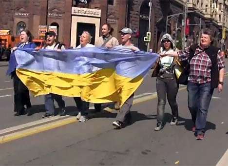 В Москве задерживают за украинский флаг (ВИДЕО)