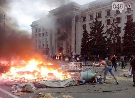 Сгорел Дом профсоюзов в Одессе, более 30 человек погибли (ФОТО)