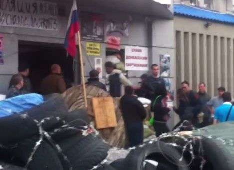 В Луганске сепаратисты удерживают захваченных активистов в здании СБУ (ВИДЕО)