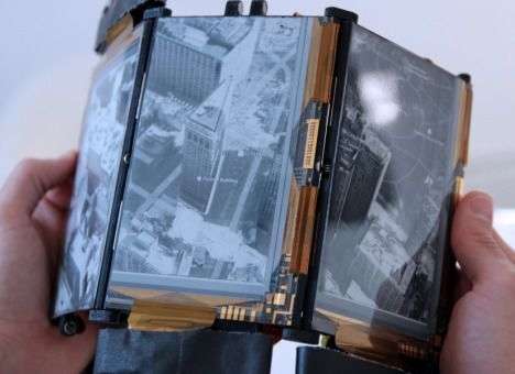 В Канаде появился смартфон Paperfold с тремя дисплеями (ВИДЕО)