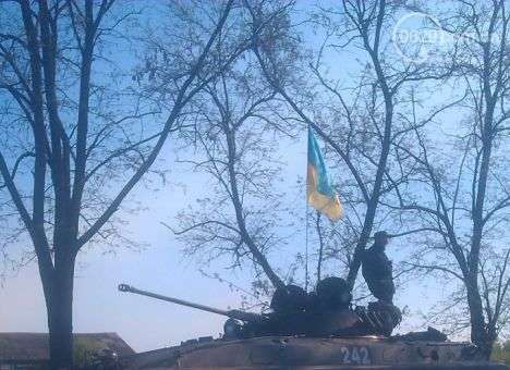 В Мариуполе появились танки, украинские силовики взяли город под контроль (ФОТО)