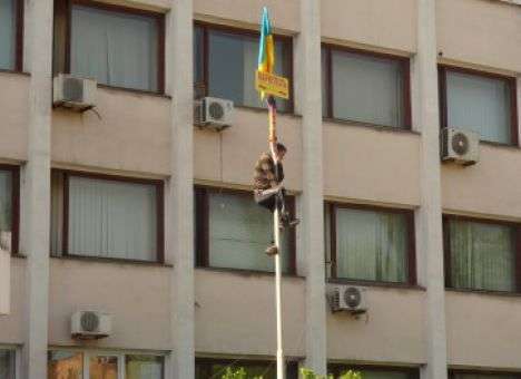 С флагштока горсовета Мариуполя сбросили украинский флаг, – СМИ (ФОТО)