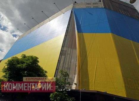 Киевский ЦУМ «превратился» в гигантский флаг Украины (ФОТО)
