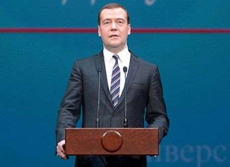 Медведев поручил ввести для Украины предоплату за газ с 13 мая