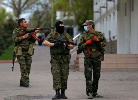 В Донецке боевики блокируют воинскую часть и требуют от военнослужащих сдать оружие