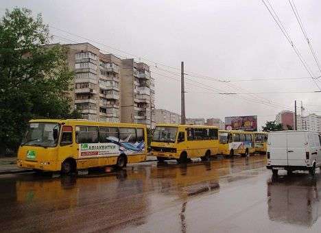В Ивано-Франковске бастуют водители маршруток (ФОТО)