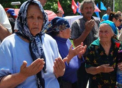 Крымские власти предложили татарам скорбеть либо по домам, либо в полиции