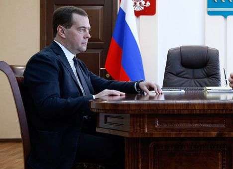 Узнав о блокировке Facebook и Twitter, Медведев посоветовал чиновникам «включать мозги»