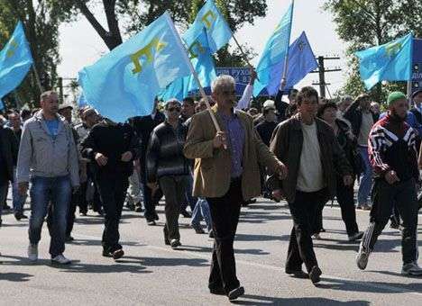 На окраине Симферополя 10 тыс. крымских татар проводят траурный митинг (ФОТО)