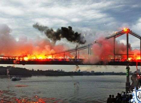 Футбольные фанаты объединили Украину на мосту через Днепр (ФОТО, ВИДЕО)