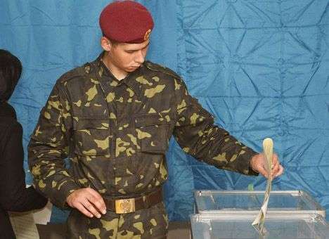 Рада разрешила военнослужащим на Донбассе голосовать с военным билетом