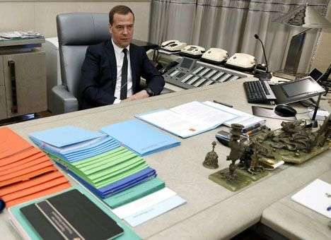 Медведев не собирается отказываться от IPhone, несмотря на трения с США