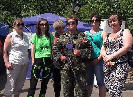 В Красном Луче женщины с автоматами становятся пособниками боевиков (ВИДЕО)