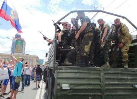 Сепаратисты в Донецке устроили вооруженный парад на главной площади (ФОТО)