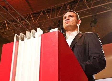 Кличко обещает провести переговоры с митингующими для демонтажа баррикад на Майдане