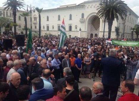 Оппозиция Абхазии провела многотысячный митинг и «взяла» на себя управление страной