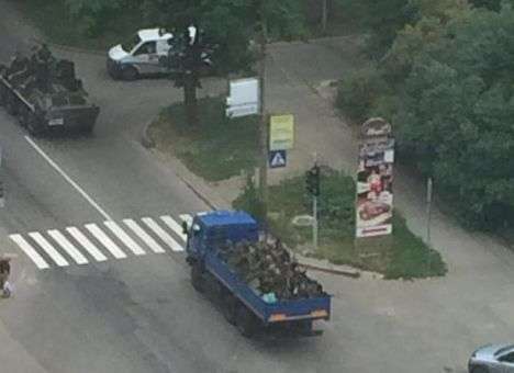 По Донецку движется колонна вооруженных боевиков «ДНР» (ФОТО)
