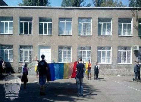 В Одессе Антимайдан испортил школьникам линейку, обвинив детей в пропаганде гомосексуализма (ФОТО)