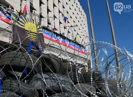 Возле Донецкой ОГА разбирают баррикады