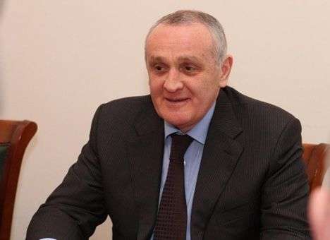 Президент Абхазии отказался уходить в отставку