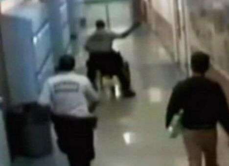 В США охранник школы избил парня с ДЦП