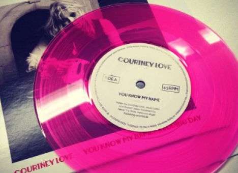 Кортни Лав разыграет среди фанатов розовую пластинку (ВИДЕО)