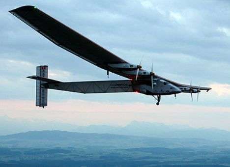 Самолет на солнечных батареях совершил первый полет