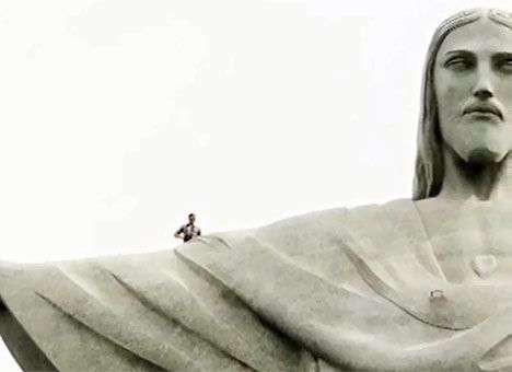 Впервые с вершины статуи Христа в Рио человек сделал селфи (ВИДЕО)