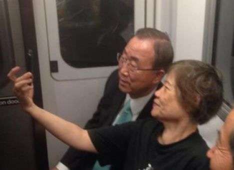 Генсек ООН сфотографировался с незнакомкой в метро