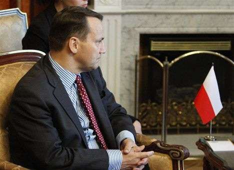 Увеличенный военный контингент НАТО должен быть в Польше — Сикорский