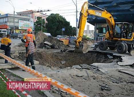 В Киеве под землю ушел участок дороги (ФОТО)