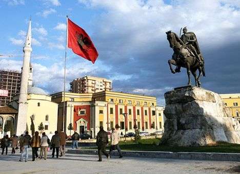 Еврокомиссия решила предоставить Албании официальный статус кандидата на вступление в ЕС