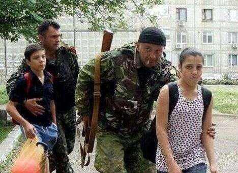 Российские террористы передвигаются, прикрываясь детьми — ProtectUkraine (ФОТО)